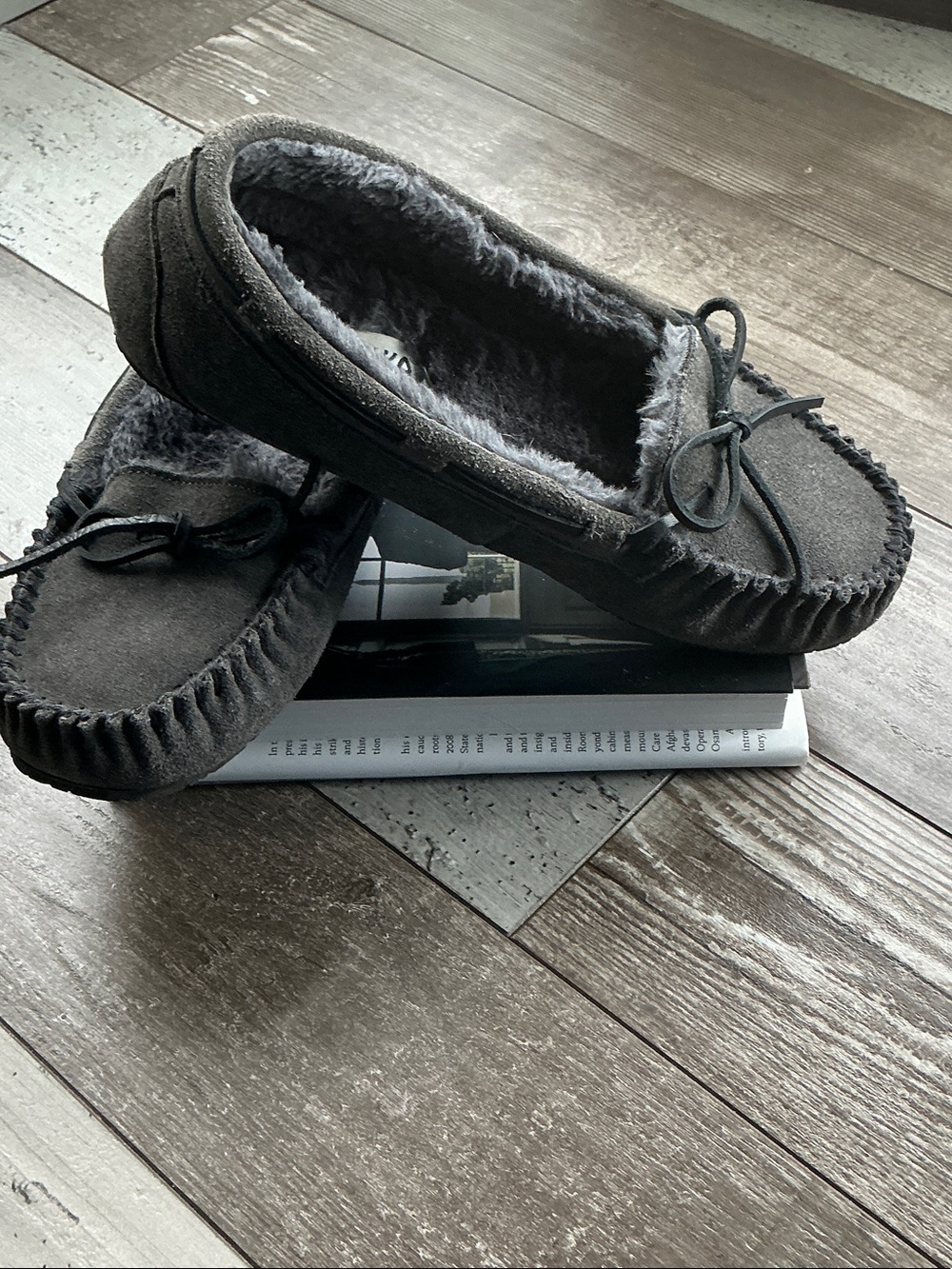 Minnetonka Men's Gray Suede-Look Shearling Moccasin Slippers sz 9